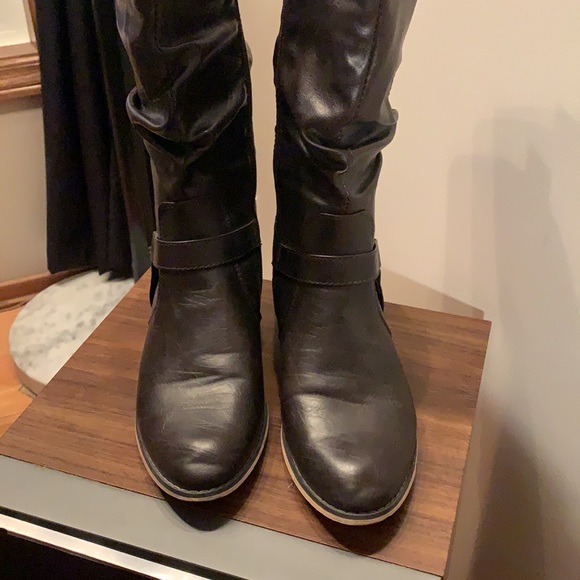 LIKE NEW Cowboy/Western Style Boot with Buckle - Picture 7 of 8